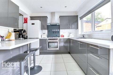 20a Woburn Avenue, Hornchurch, RM12 4NG