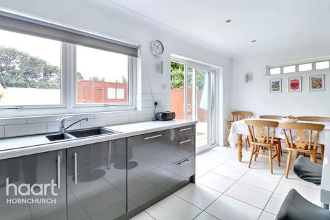 20a Woburn Avenue, Hornchurch, RM12 4NG