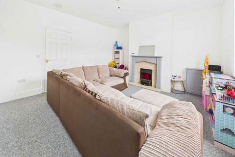 3 bedroom terraced house to rent, Princess Street, Castleford, WF10
