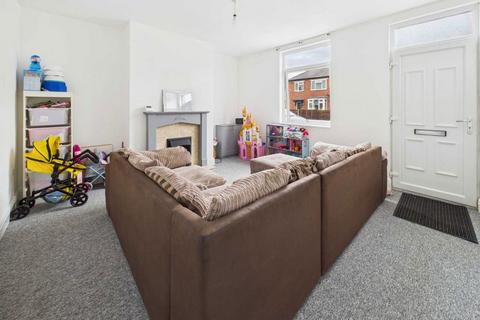 3 bedroom terraced house to rent, Princess Street, Castleford, WF10