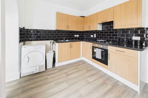 3 bedroom terraced house to rent, Princess Street, Castleford, WF10