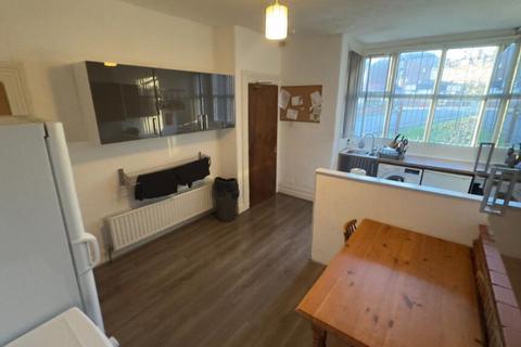 1 bedroom in a house share to rent, Room 5, Knowle Avenue, Burley, Leeds, LS4 2PQ