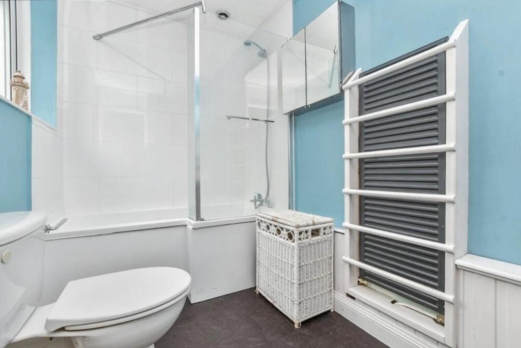 Bathroom 1.1.jpg