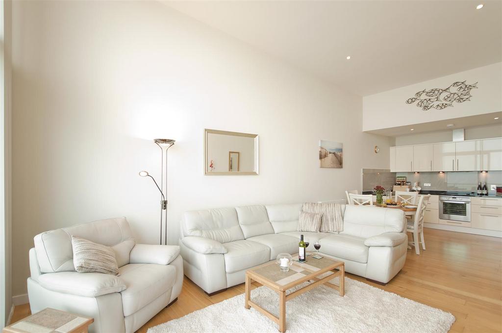 Living area 02.jpg