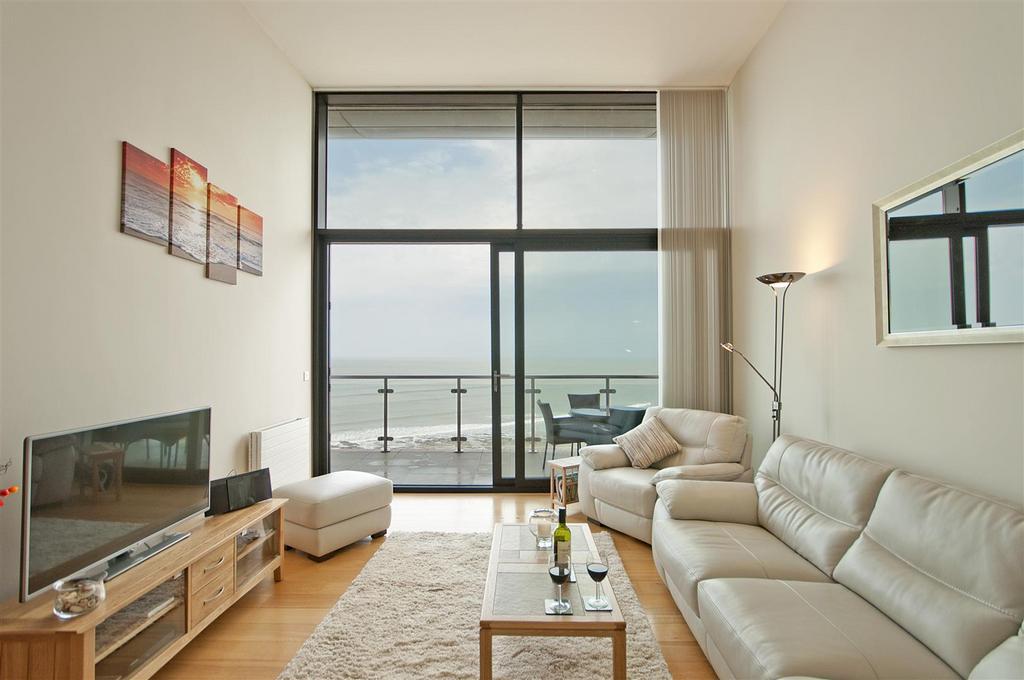 Living area 03.jpg