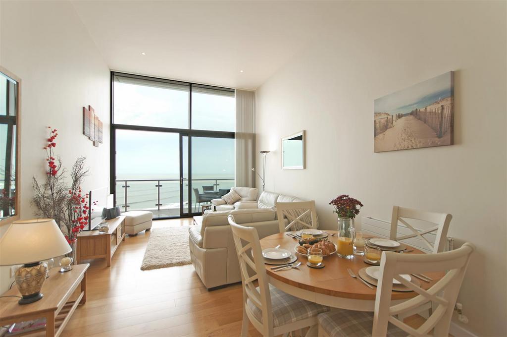 Livingdining area 02.jpg