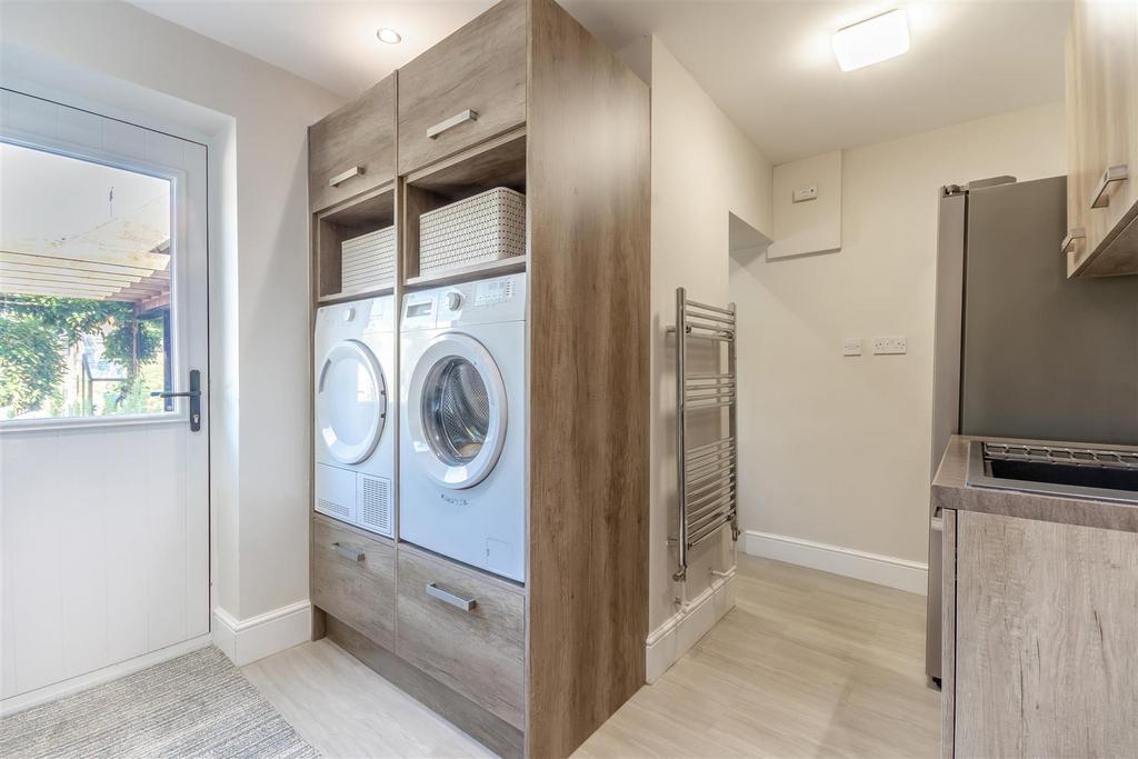 8660343-interior41.jpg