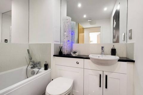 3 bedroom flat to rent, Newport Avenue, Canary Wharf, London, E14