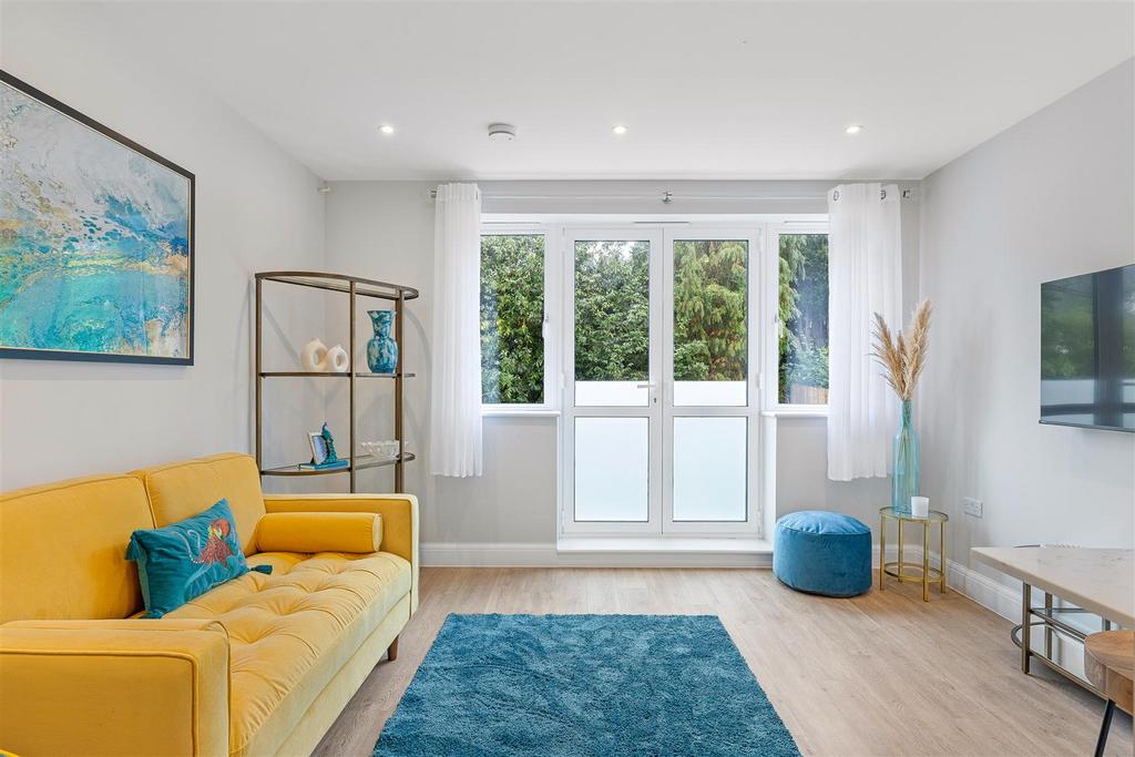 5 Mc Laren Court, 1 Cobham Road, KT22  9 AU-18.jpg