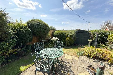 undefined, SOUTH WOOTTON - Link-Detached 2 Bed Bungalow on Quiet Cul-De-Sac