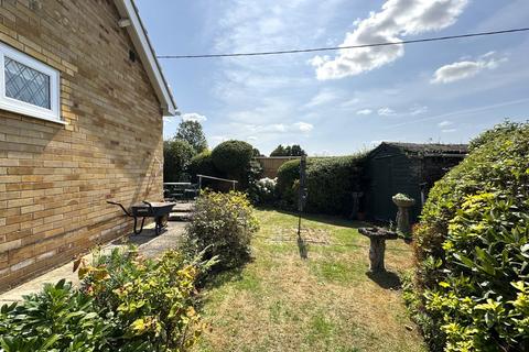 undefined, SOUTH WOOTTON - Link-Detached 2 Bed Bungalow on Quiet Cul-De-Sac