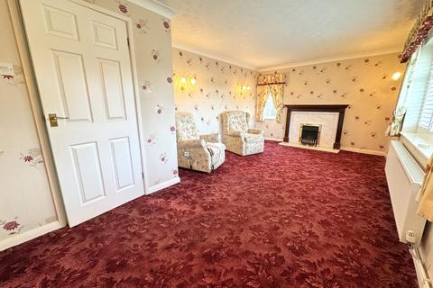 undefined, SOUTH WOOTTON - Link-Detached 2 Bed Bungalow on Quiet Cul-De-Sac