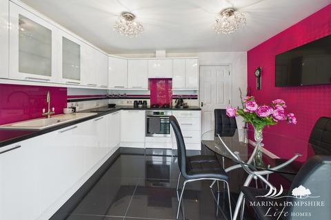 3 bedroom terraced house for sale, Tintagel Way, Portsmouth PO6