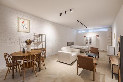 Studio to rent, Drayson Mews, Kensington, London, W8