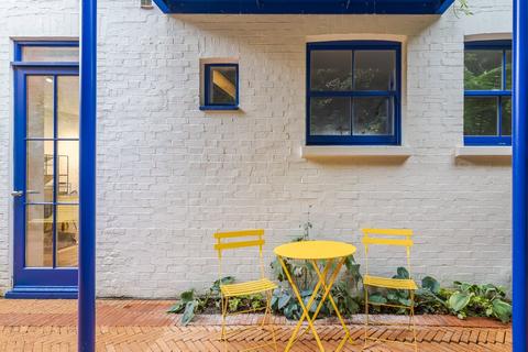 Studio to rent, Drayson Mews, Kensington, London, W8