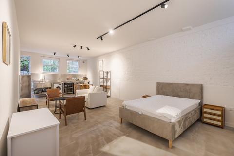 Studio to rent, Drayson Mews, Kensington, London, W8