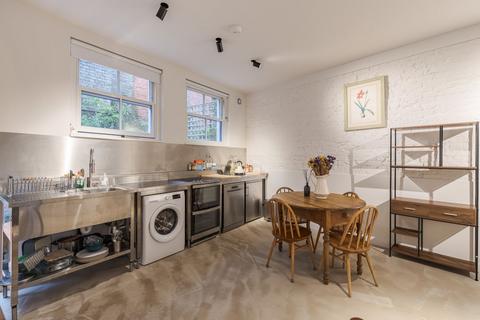Studio to rent, Drayson Mews, Kensington, London, W8