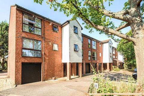 Laleham Road, Shepperton, TW17