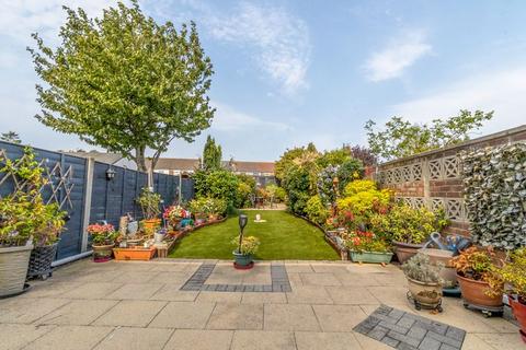 3 bedroom terraced house for sale, Romsey Avenue