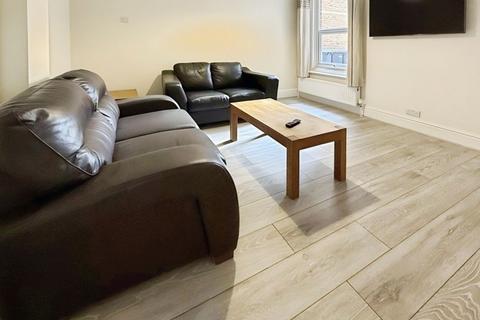 5 bedroom detached house to rent, Withermoor Road, Bournemouth BH9
