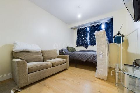 5 Randolph Approach, London, E16 3HU