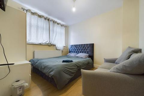 5 Randolph Approach, London, E16 3HU
