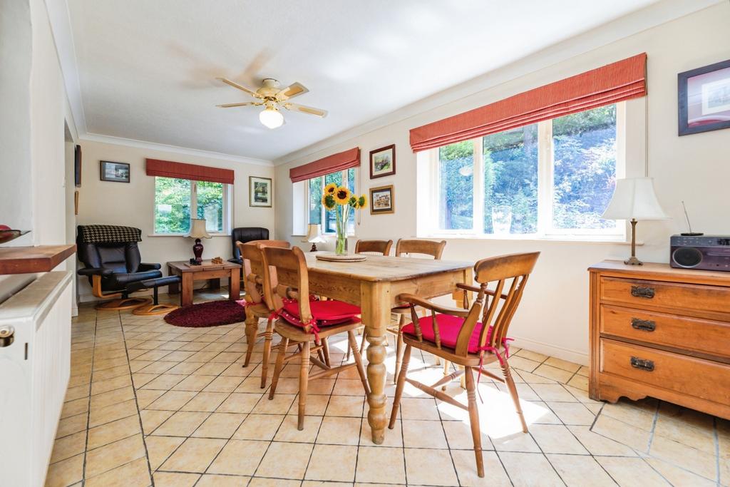 Pbox-dining room-325953.jpg
