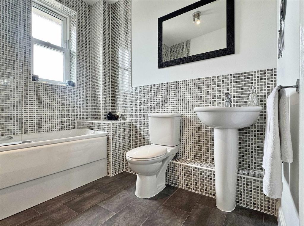 Bathroom b.jpg