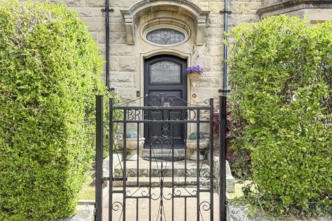 undefined, Young Street, Elgin