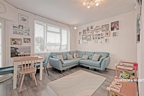 3 bedroom maisonette for sale, Southend Arterial Road, Hornchurch, RM11