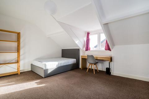 5 bedroom house to rent, 8 Claremont Avenue, LS3 1AT