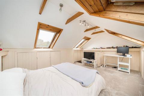22 Lenham Road, London, SE12 8QN
