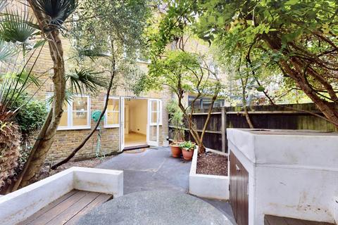 4 bedroom house to rent, Byron Mews, London NW3