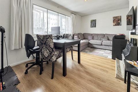 2 bedroom flat for sale, Ringway, Southall UB2