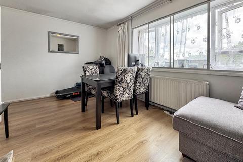 2 bedroom flat for sale, Ringway, Southall UB2