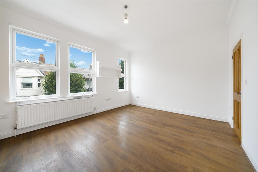 48 Pitcairn Road - bw6 VE866safq7h6 IHNq W.jpg