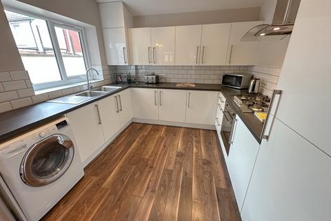 1 bedroom in a house share to rent, Esher Road, L6 6DF,