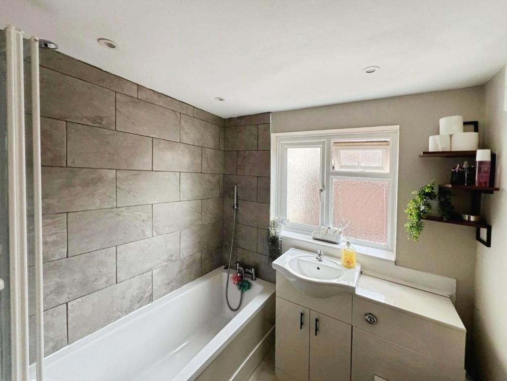 Pbox-bathroom-326495.jpg