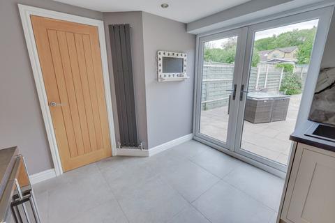 2 bedroom terraced house for sale, Windhill Old Road, Thackley, Bradford, West Yorkshire, BD10