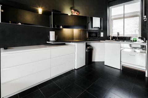 2 bedroom flat to rent, Woodstock Grove, London W12