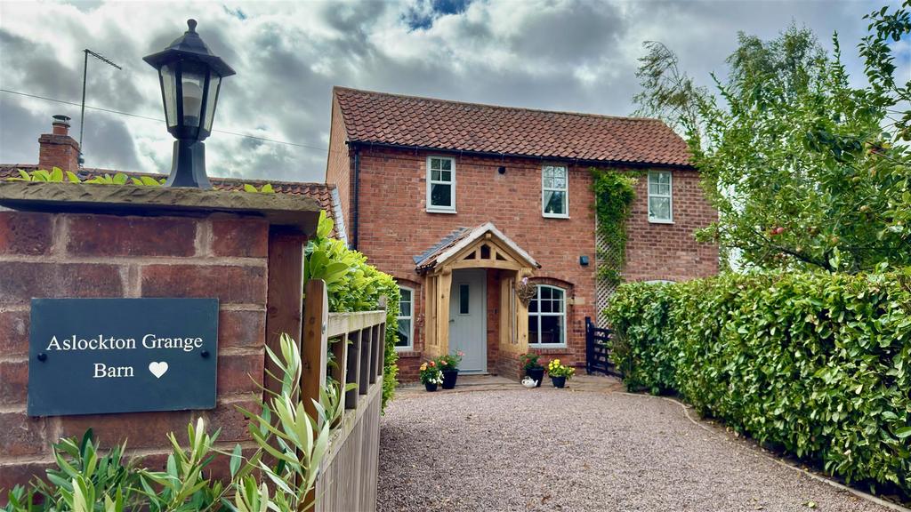 Front of house - first picture for  1.jpe