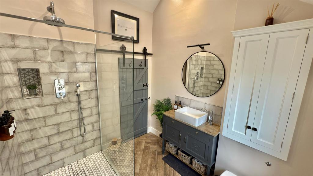 Shower room 3.jpeg