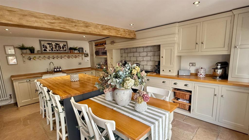 Kitchen 1.jpeg