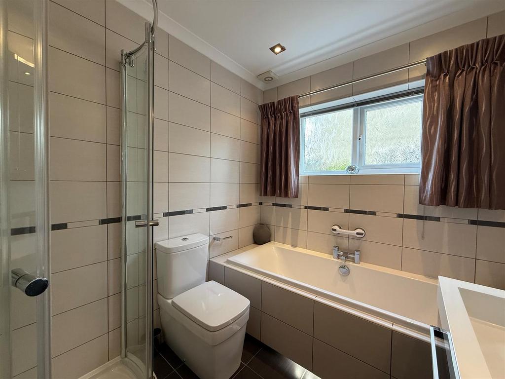 Master En-Suite Bathroom