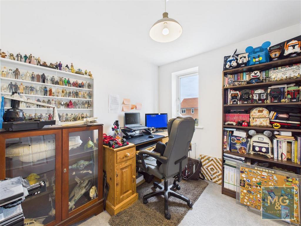 Bedroom 5 / Office