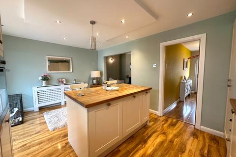 28 Rayford Drive, West Bromwich, B71 3QN