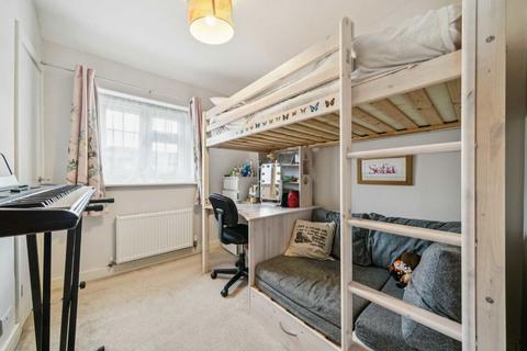 2 Priory Close, Sunbury-on-thames, TW16 5AB