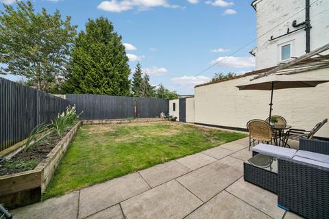2 Priory Close, Sunbury-on-thames, TW16 5AB