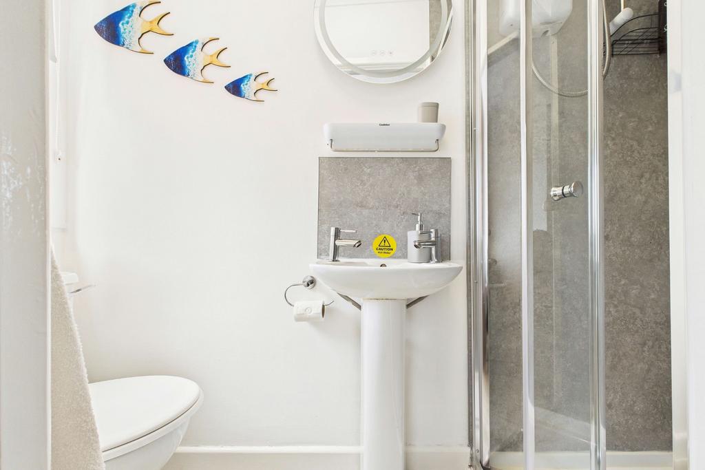 Room 5 en-suite - guest accommodation