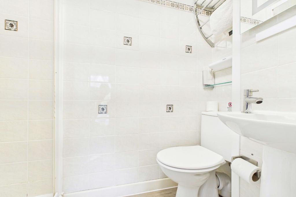 Room 7 en-suite - guest accommodation